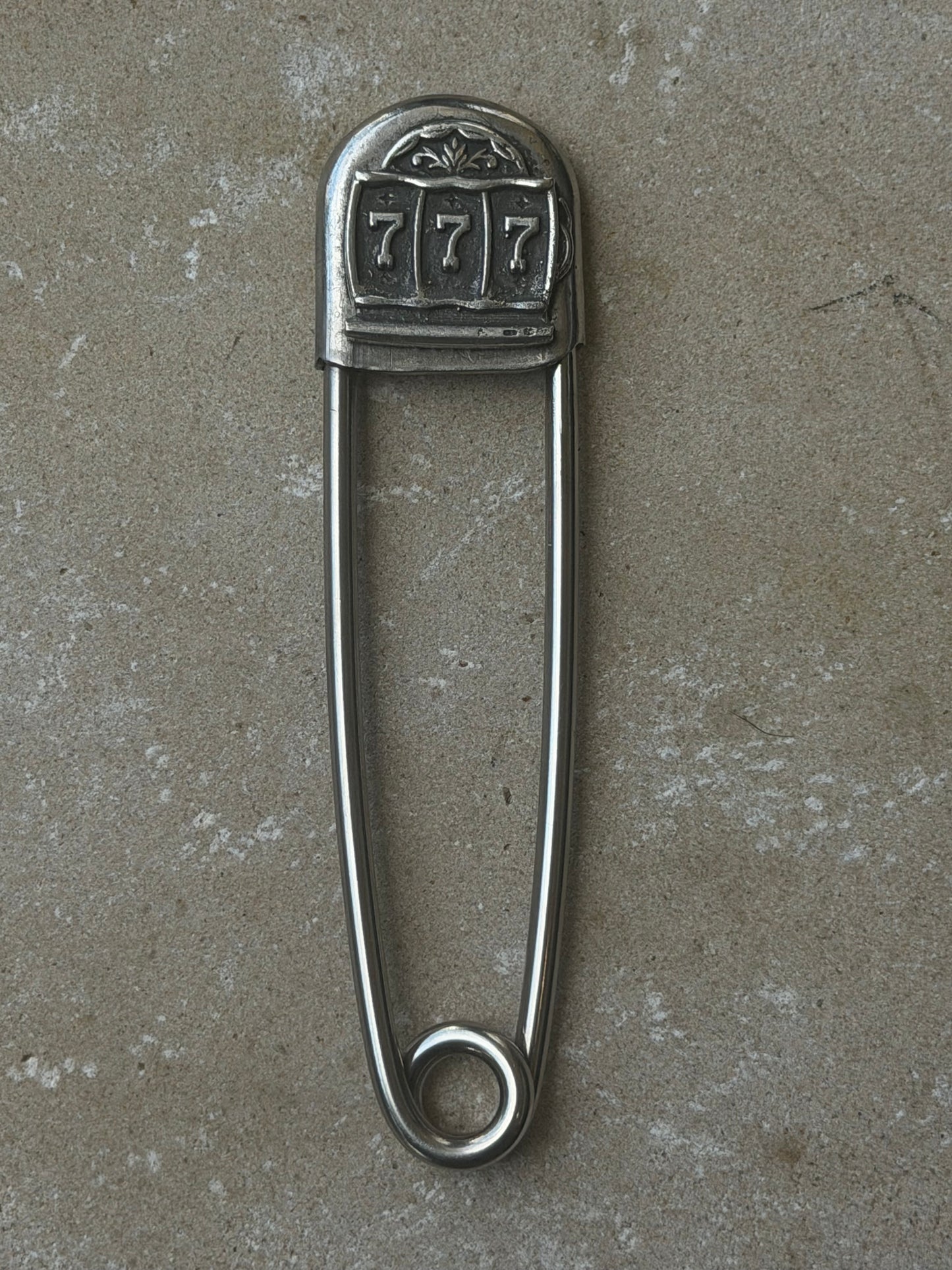 777 slot machine safety pin